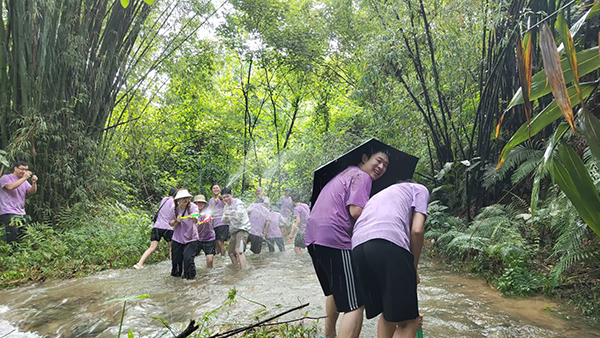 陳楷如：觀戰(zhàn)！“濕身”快樂！.jpg